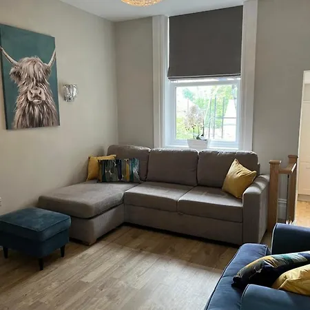 Kings Apartment, 83 Kings Road *